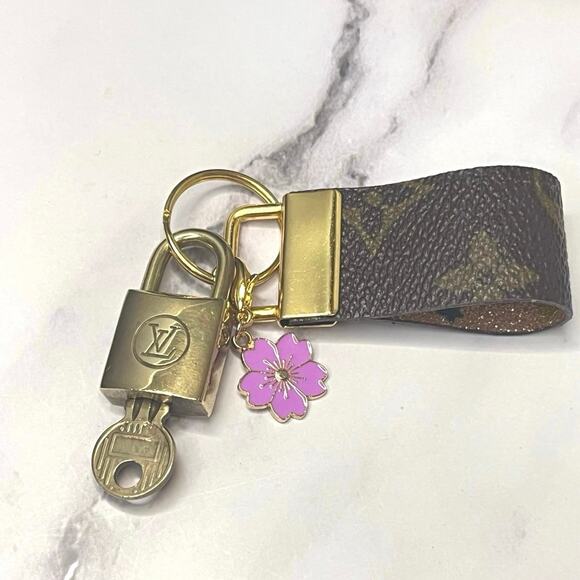 Louis Vuitton Lock & Key #220 w/ an LV Canvas Loop & Pink Flower Charm Keychain - Picture 2 of 5